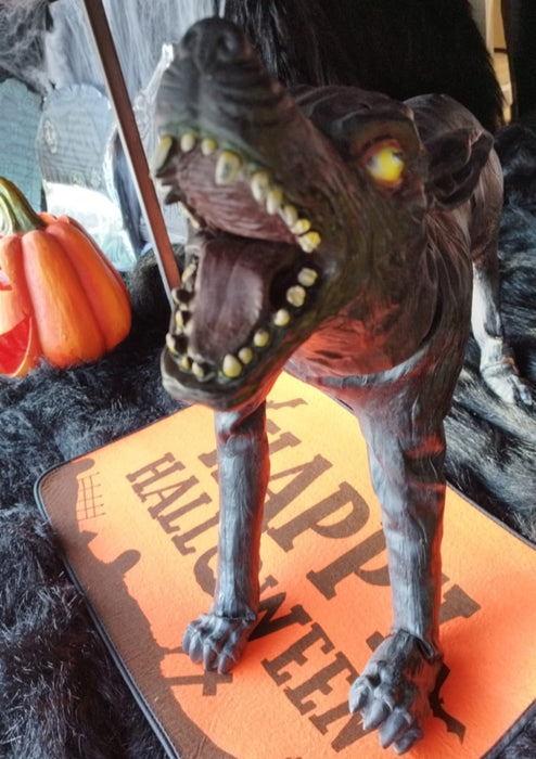 CANE DIABOLICO CON OCCHI LUMINOSI